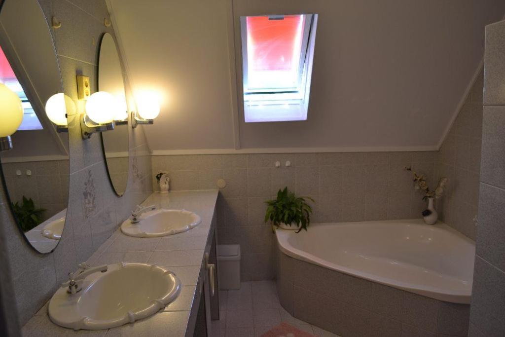 Leander Apartman Balatonlelle Eksteriør billede